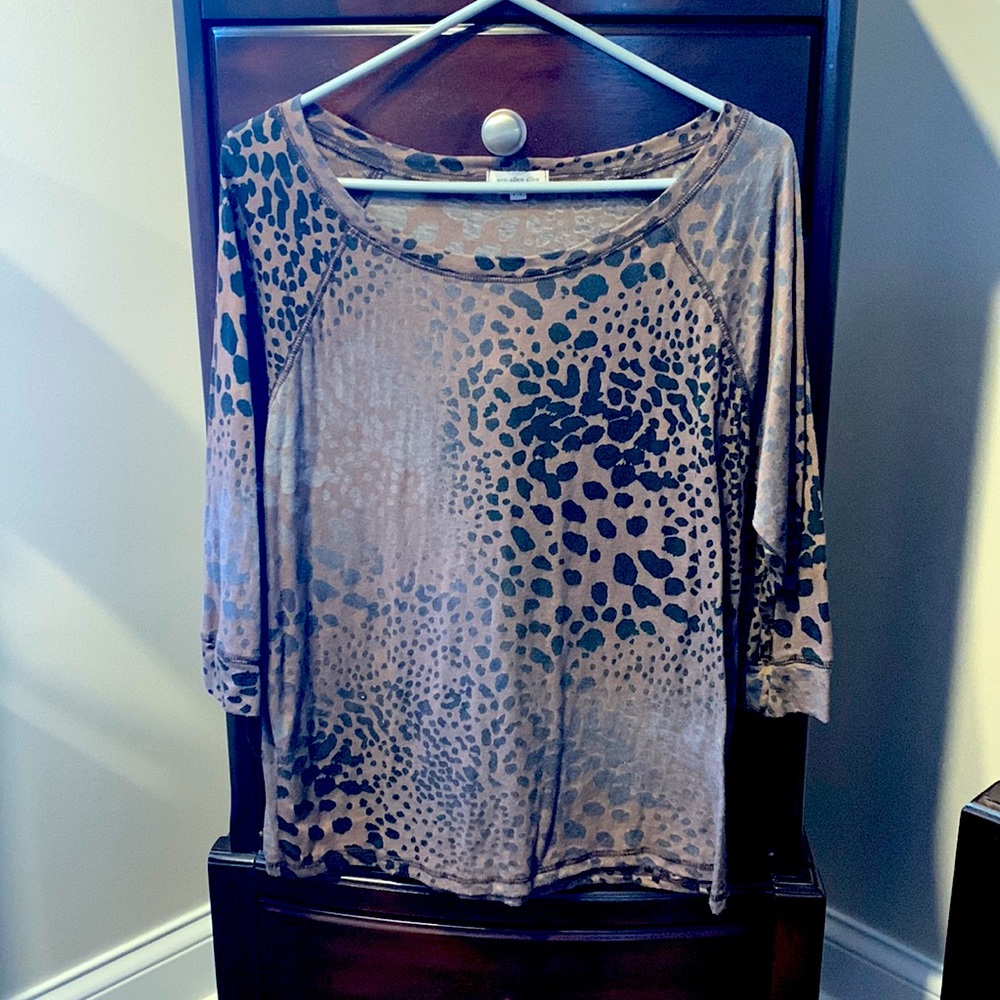 Women’s Leopard print three-quarter sleeve casual blouse. Great condition!